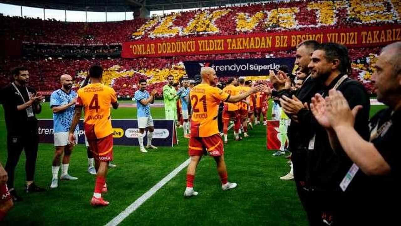 Başakşehir, şampiyon Galatasaray'ı alkışladı
