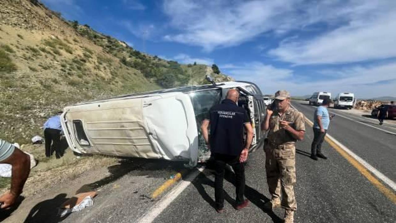 Elazığ'da minibüs takla attı: 3'ü ağır 7 yaralı