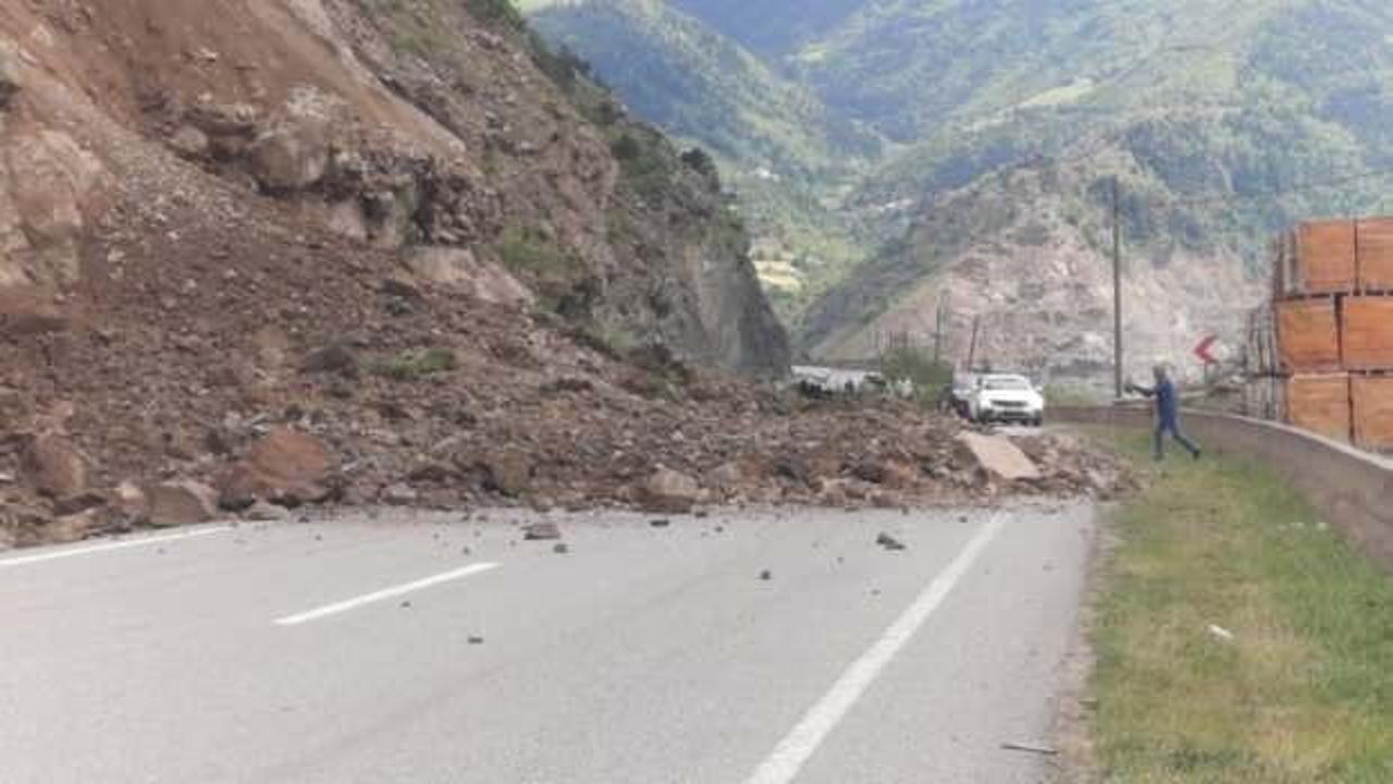 Gümüşhane’de heyelan! Yol ulaşıma kapandı
