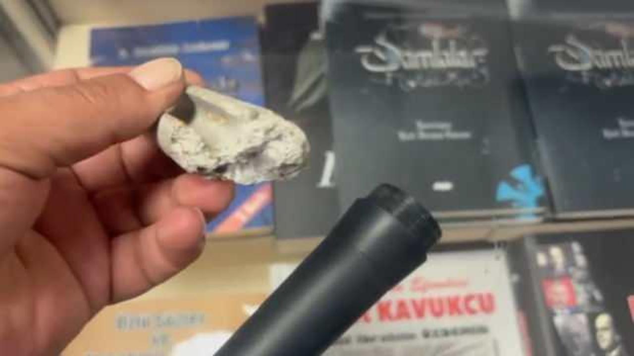 İnternetten aldığı mikrofonun içinden çıkan şey şoke etti!