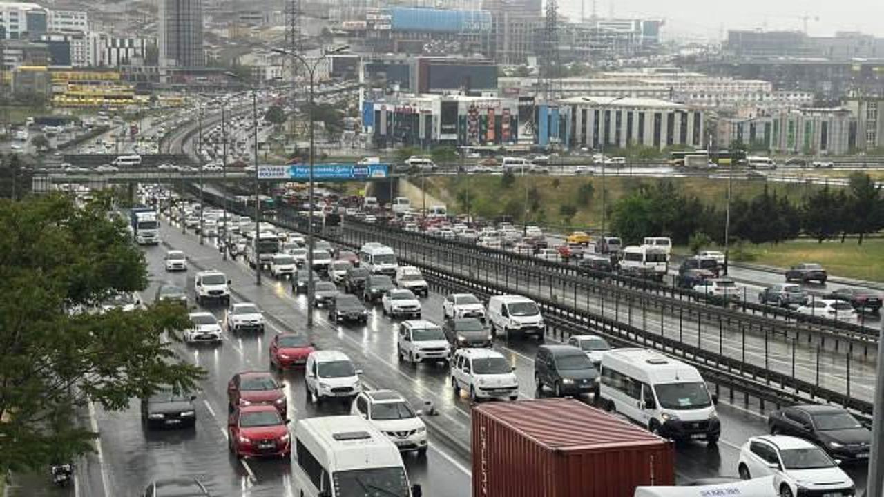 İstanbul'da yağışın da etkisiyle trafik yoğunluğu y&uuml;zde 81'e ulaştı