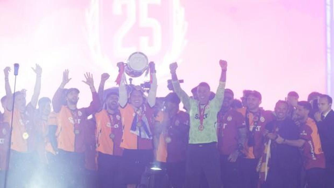 Seremoniye damga vuran anlar! Galatasaray'a kupayı sürpriz isim verdi