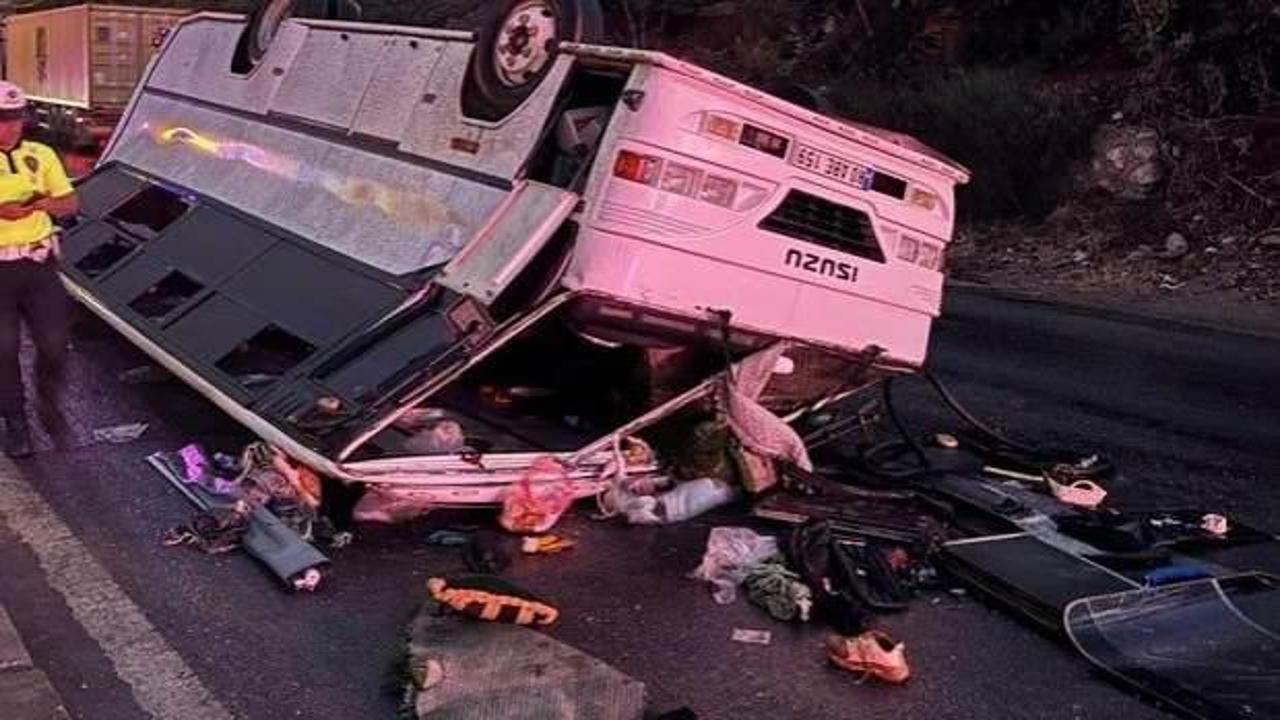 Hatay'da işçileri taşıyan midibüs devrildi: Çok sayıda yaralı var