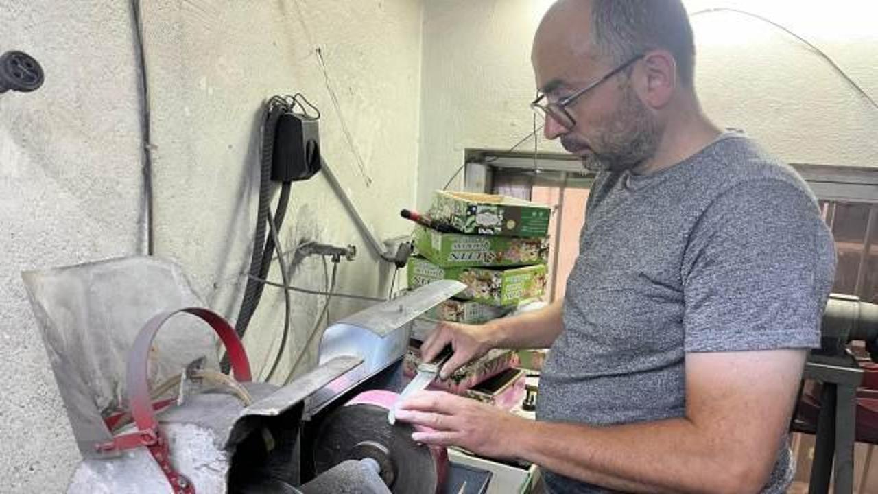 Azmi imrendirdi: Görme engeline rağmen 25 yıldır bıçak biliyor