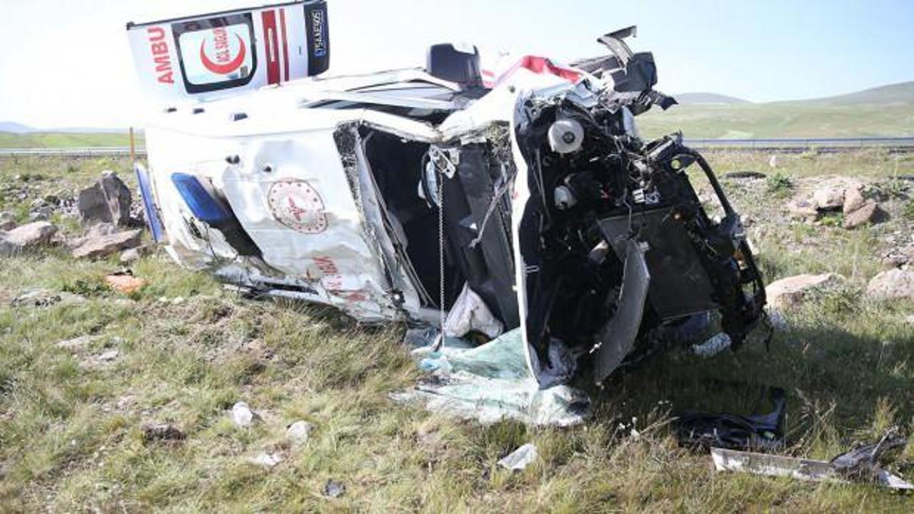 Ambulans şarampole devrildi: 4 sağlıkçı yaralandı