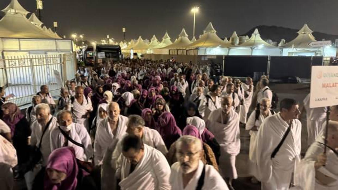 Arafat vakfesini tamamlayan hacılar Müzdelife'de