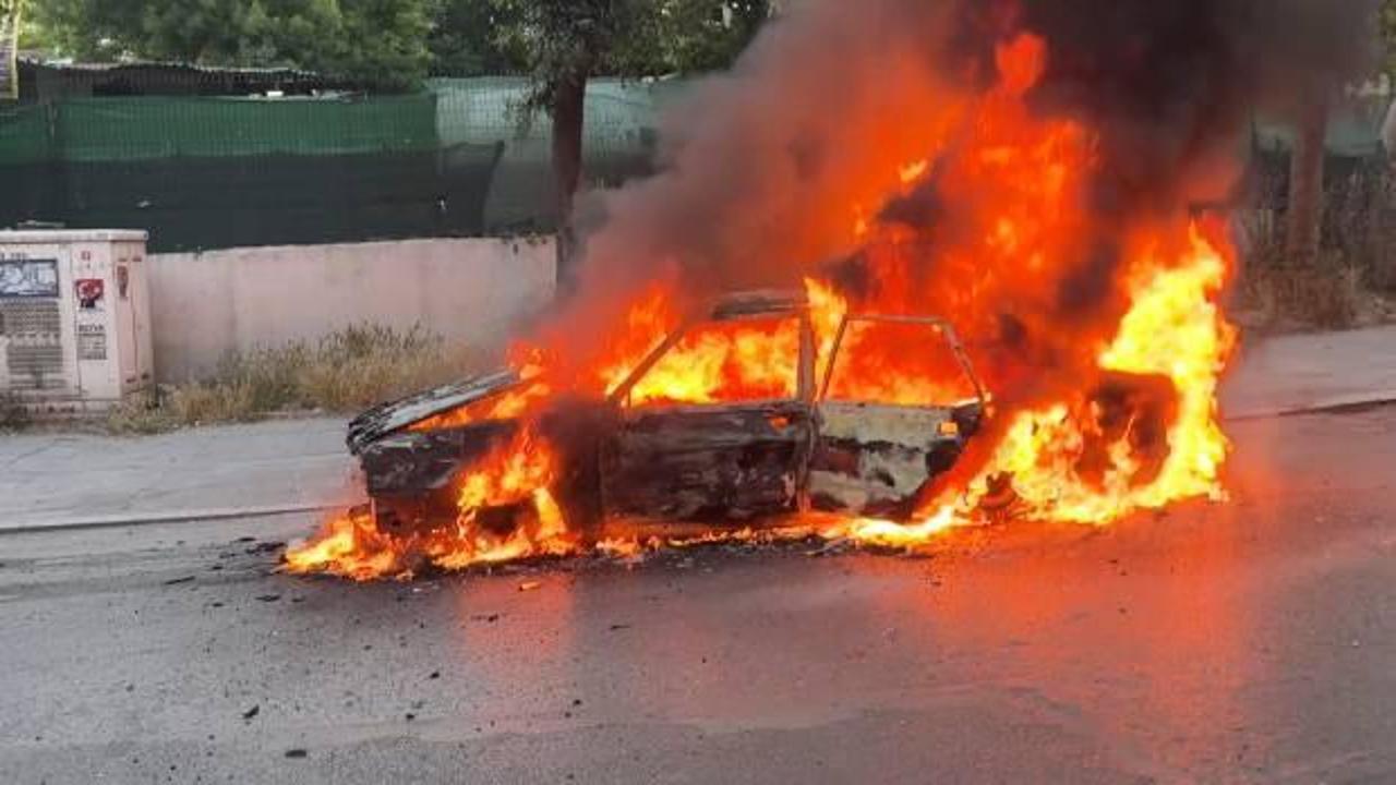 Avcılar'da otomobil alev alev yandı! 