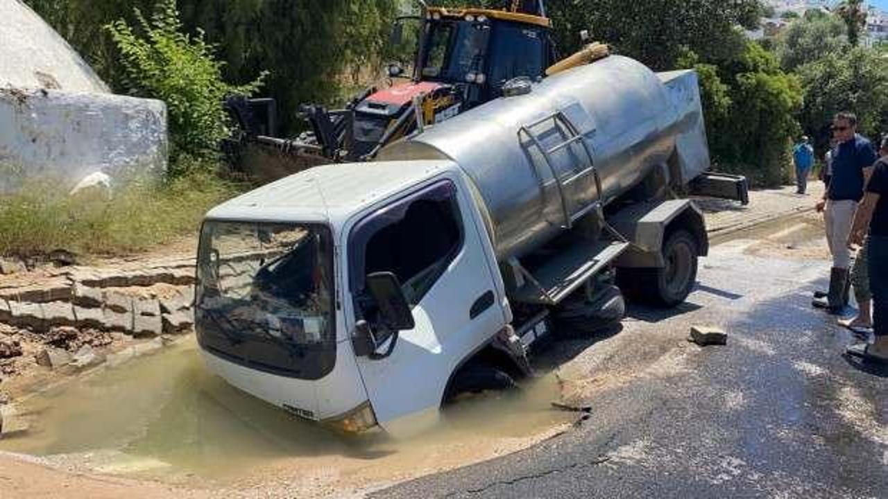 Bodrum'da isale hattı patladı, tanker çukura düştü