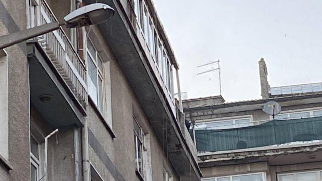 &Ccedil;ocuğu devlet korumasına alınınca boğazına bı&ccedil;ak dayayıp, evini ateşe verdi