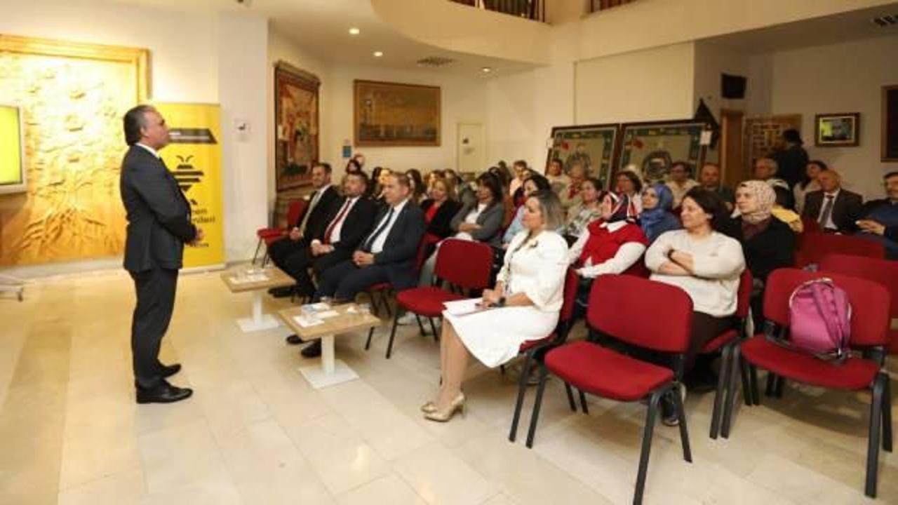 Mahmut Bıyıklı, Isparta'da 'Gülü Gül ile Tartanlar'ı anlattı