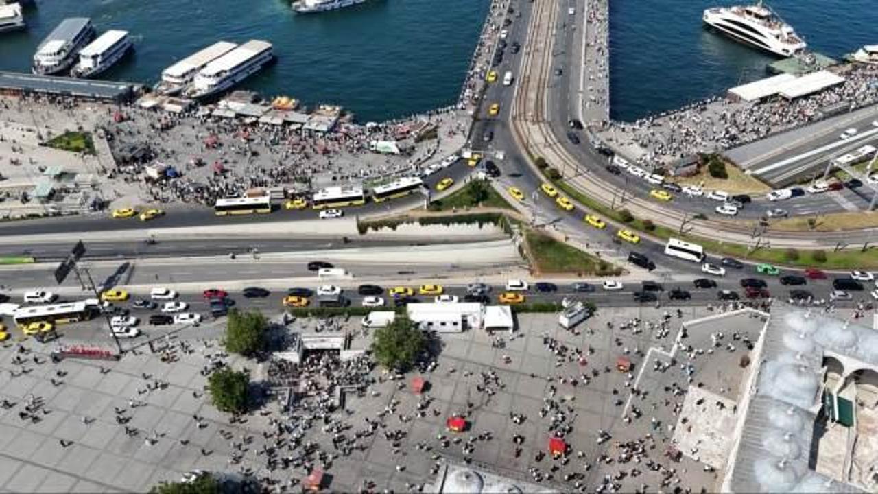 Eminönü ve Galata Köprüsü'ndeki bayram hareketliliği havadan görüntülendi