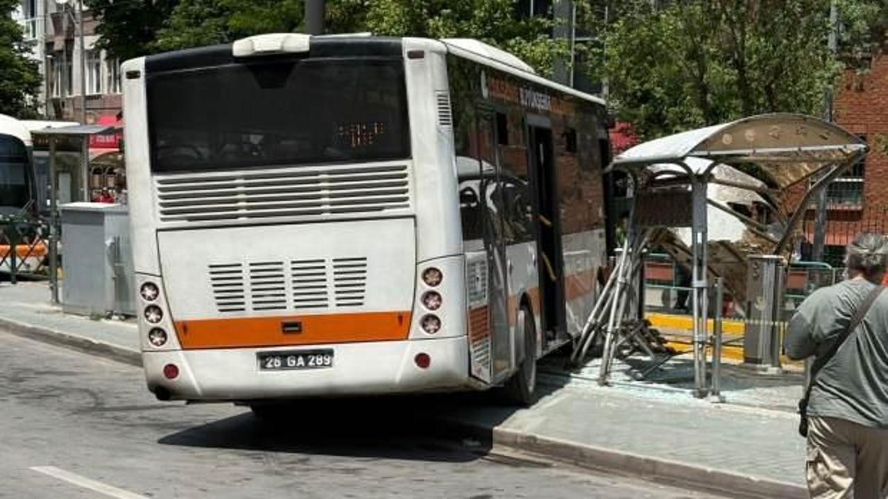 Eskişehir'de otobüs tramvay durağına çarptı