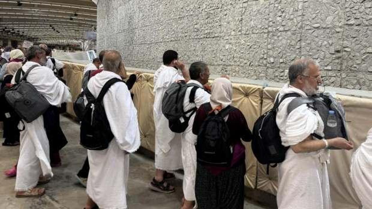 Hacılar, bayramın ikinci gününde de şeytan taşladı