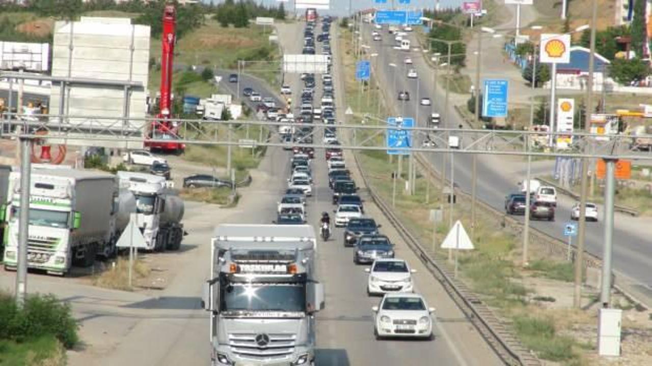 'Kilit kavşak' Kırıkkale'de bayram dönüşü trafik yoğunluğu başladı