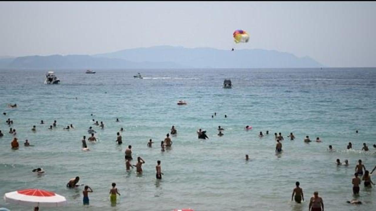 Kuşadası'nda plajlarda bayram yoğunluğu!