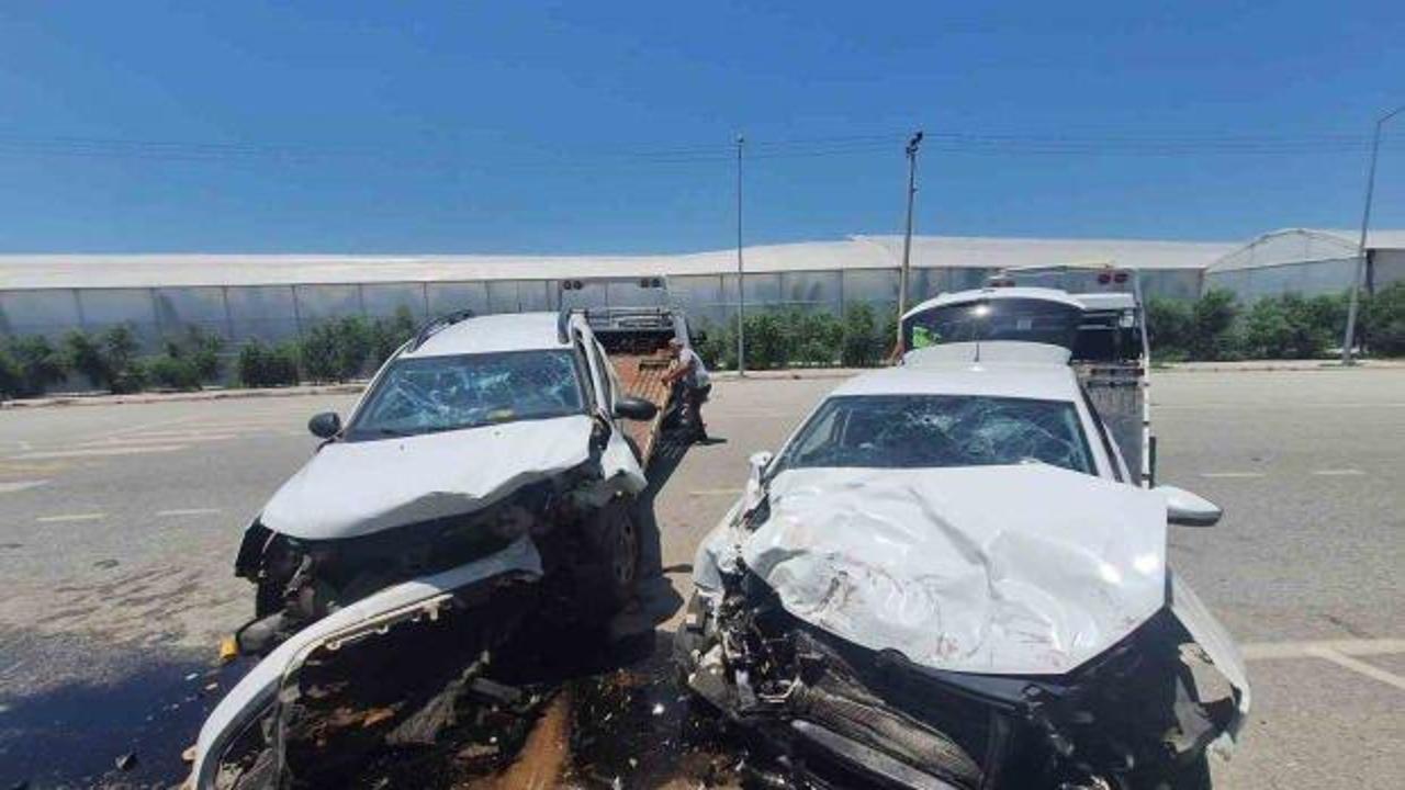 Manavgat'ta iki ara&ccedil; kafa kafaya &ccedil;arpıştı: 4 yaralı