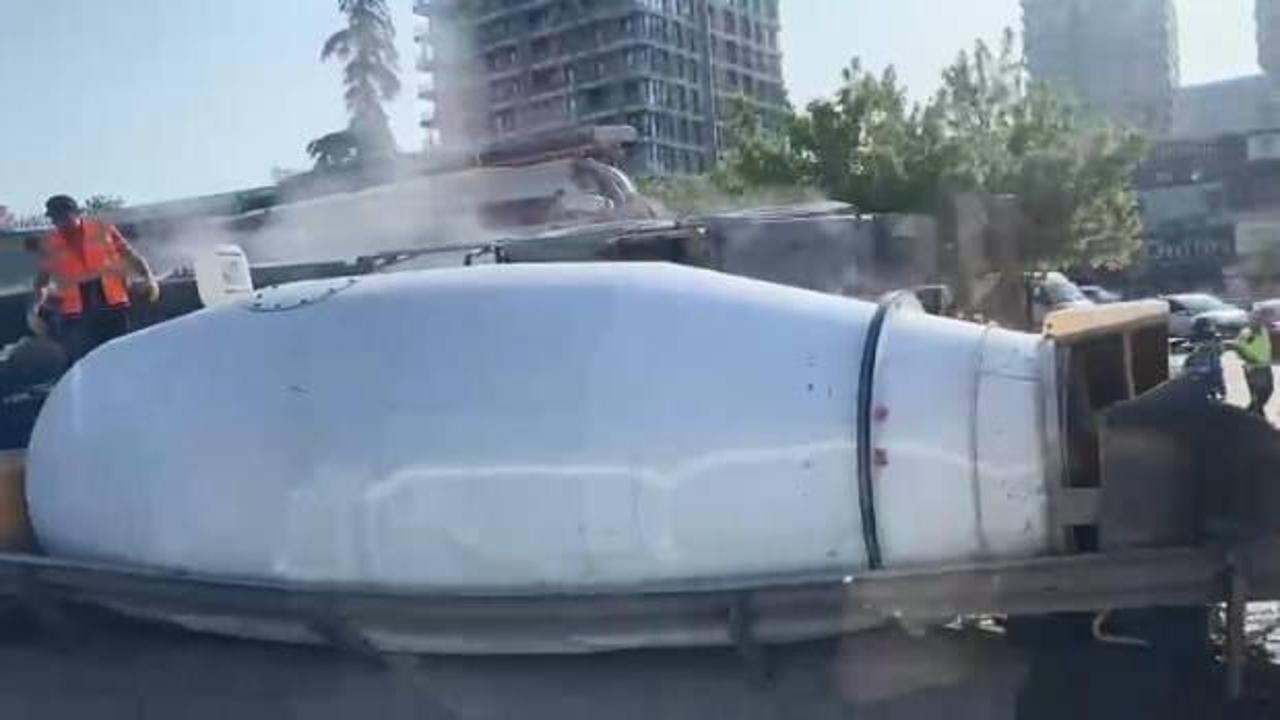 Sefaköy'de beton mikseri devrildi, trafik kilitlendi!