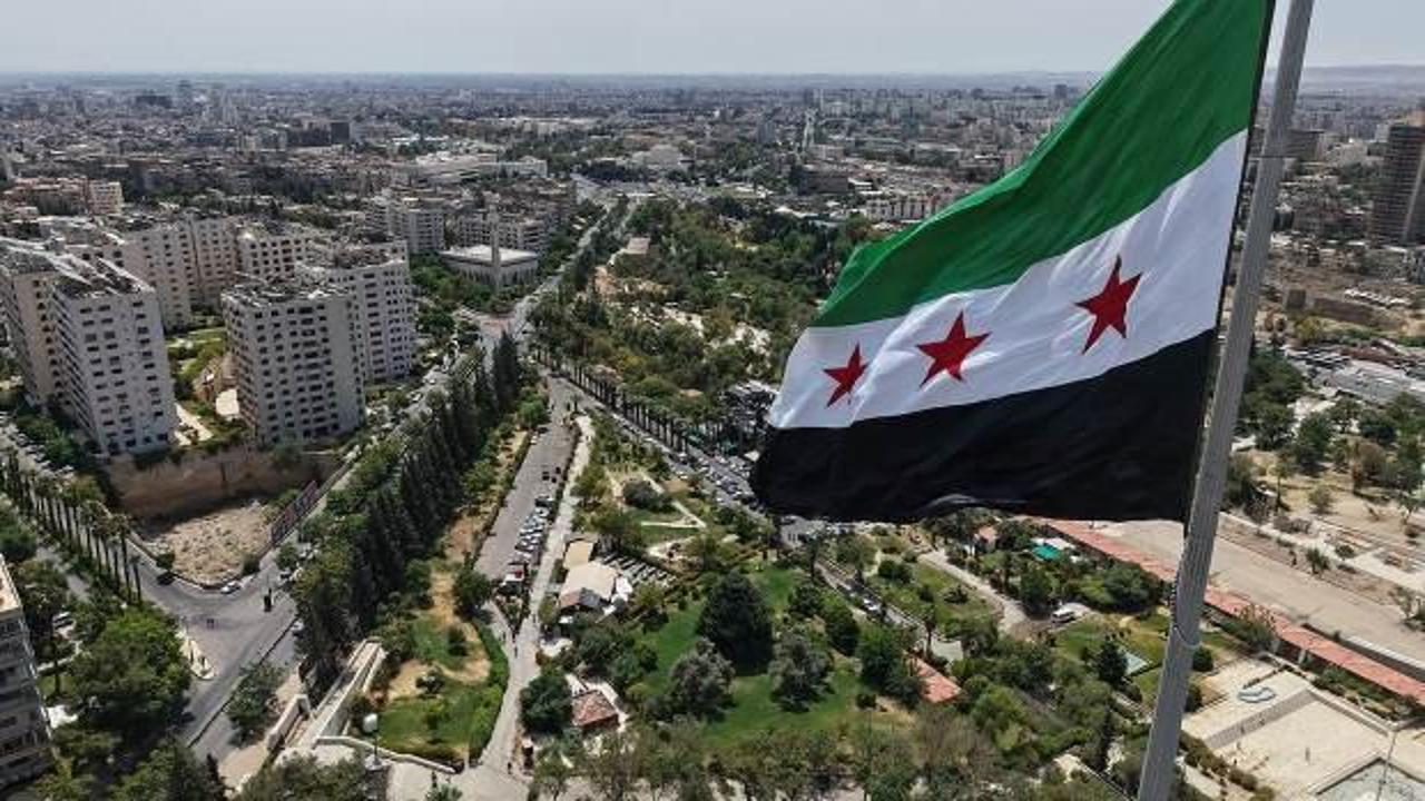 Suriye'nin en büyük bayrağı göndere çekildi