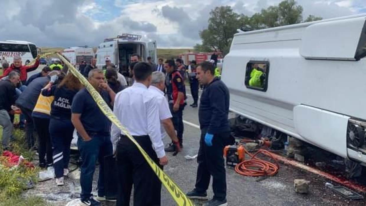 Taziye evinden d&ouml;nen otob&uuml;s şarampole devrildi: 2 &ouml;l&uuml;, 15 yaralı