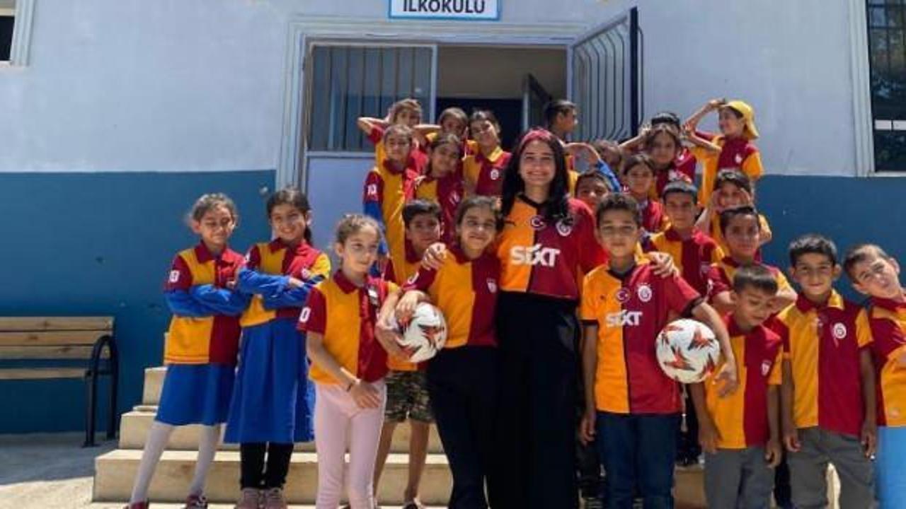 Yunus Akgün'den köy okulundaki öğrencilere forma jesti