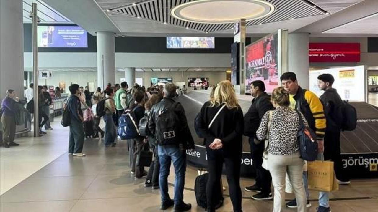 İstanbul havalimanlarında bayram dönüşü yoğunluğu