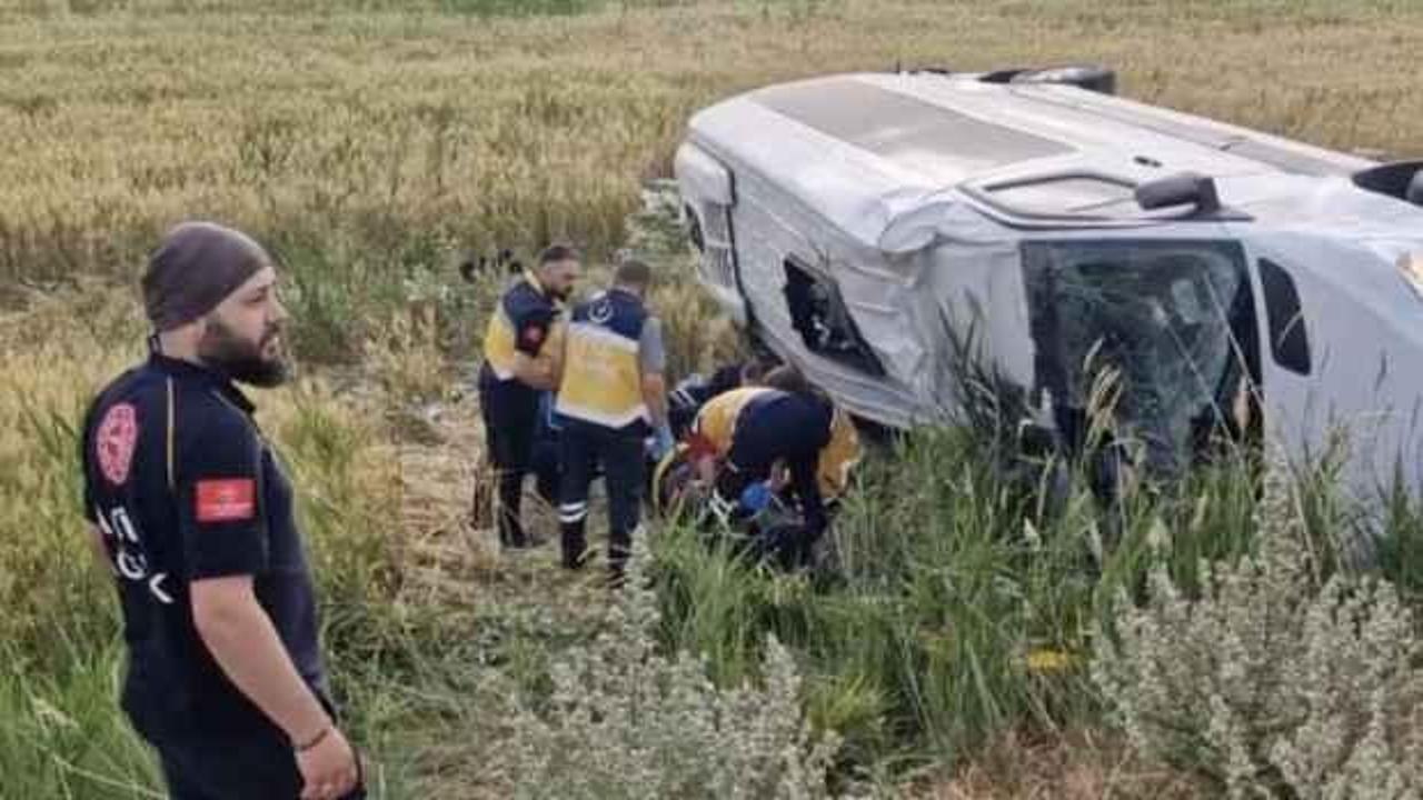 Düğün dönüşü minibüs şarampole devrildi: 17 yaralı