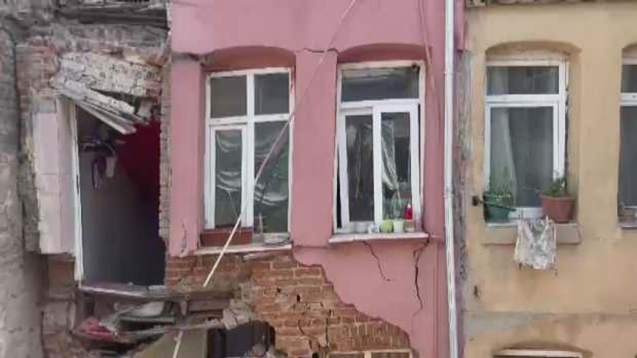 Fatih'te korku dolu anlar: 3 katlı binanın balkonu &ccedil;&ouml;kt&uuml;!