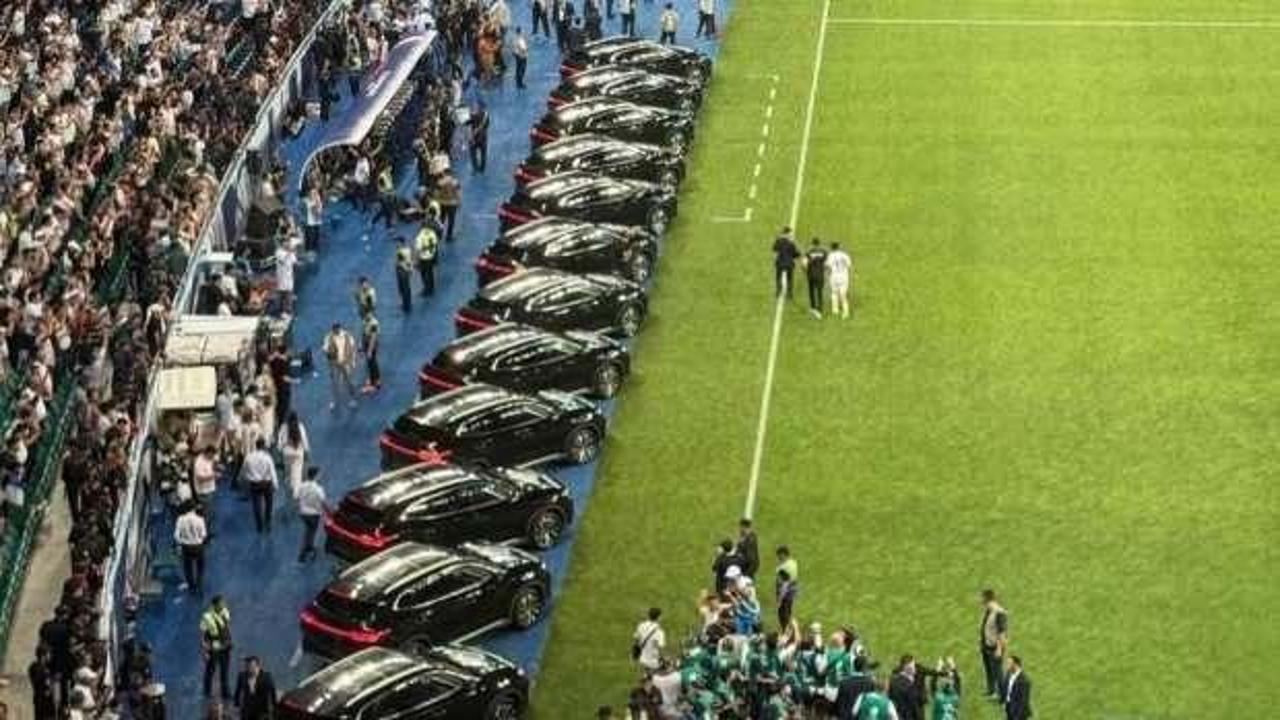 İlk kez Dünya Kupası'nı garantileyince tüm futbolculara araba hediye etti