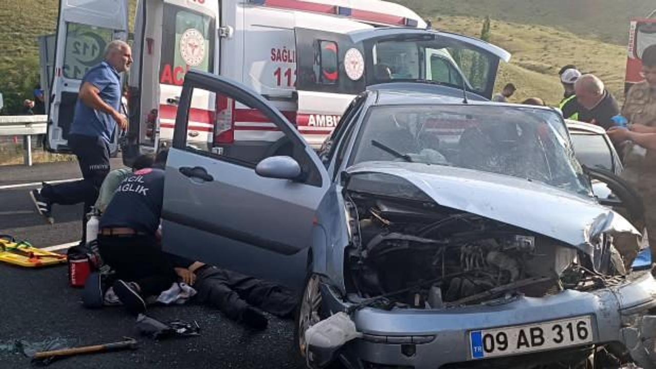 Kars'ta feci kaza: Tır ile otomobil çarpıştı!