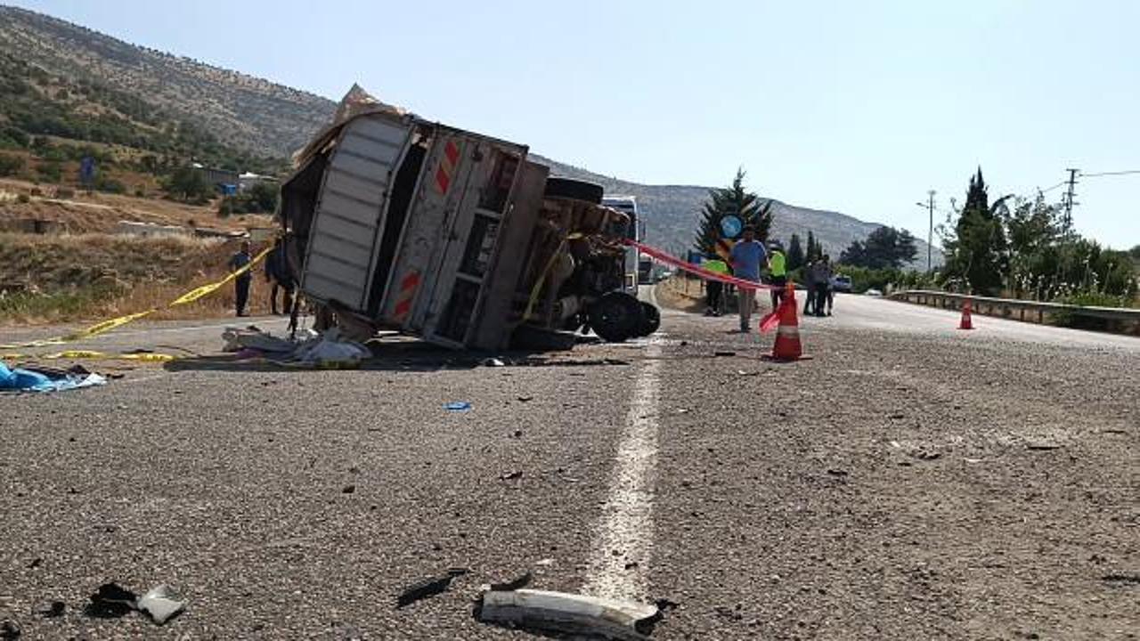 Adıyaman'da kamyonet ile otomobil çarpıştı: 1 ölü, 5 yaralı