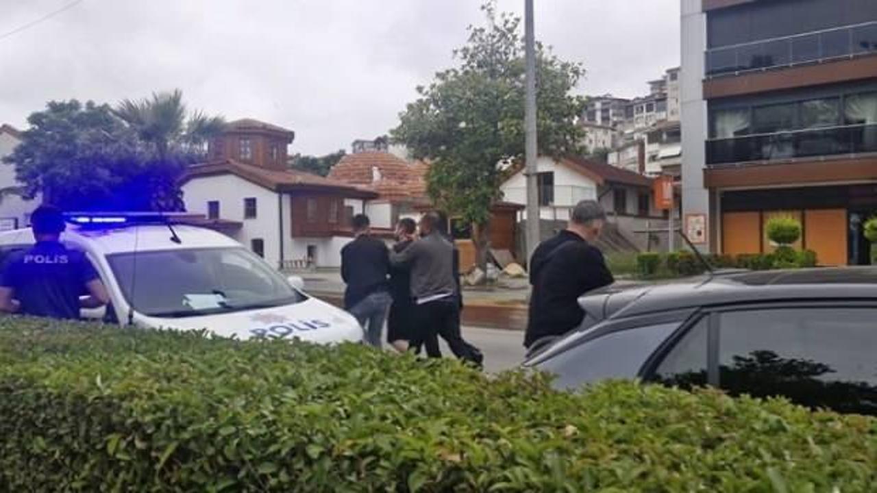 Tanımadığı kadına gül vermek istedi: Reddedilince bıçak çekti!