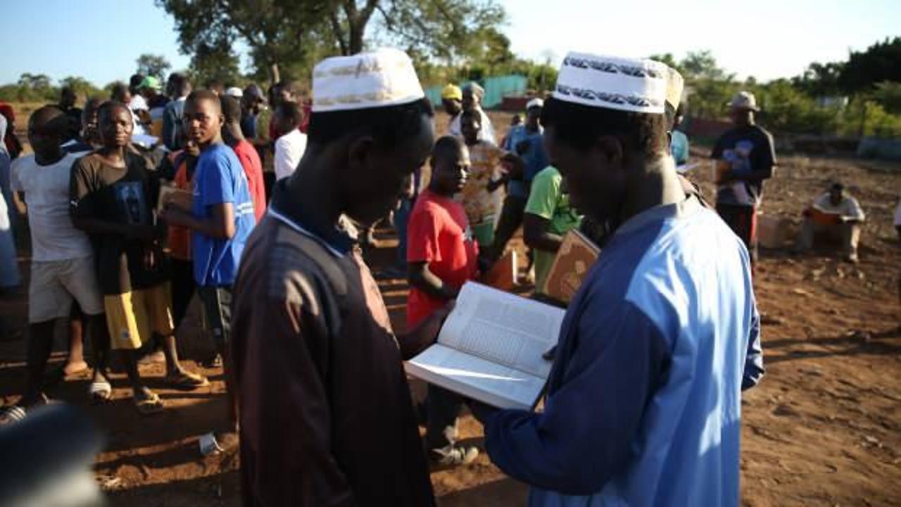 TDV gönüllüleri Mozambik'te Kur'an-ı Kerim dağıttı