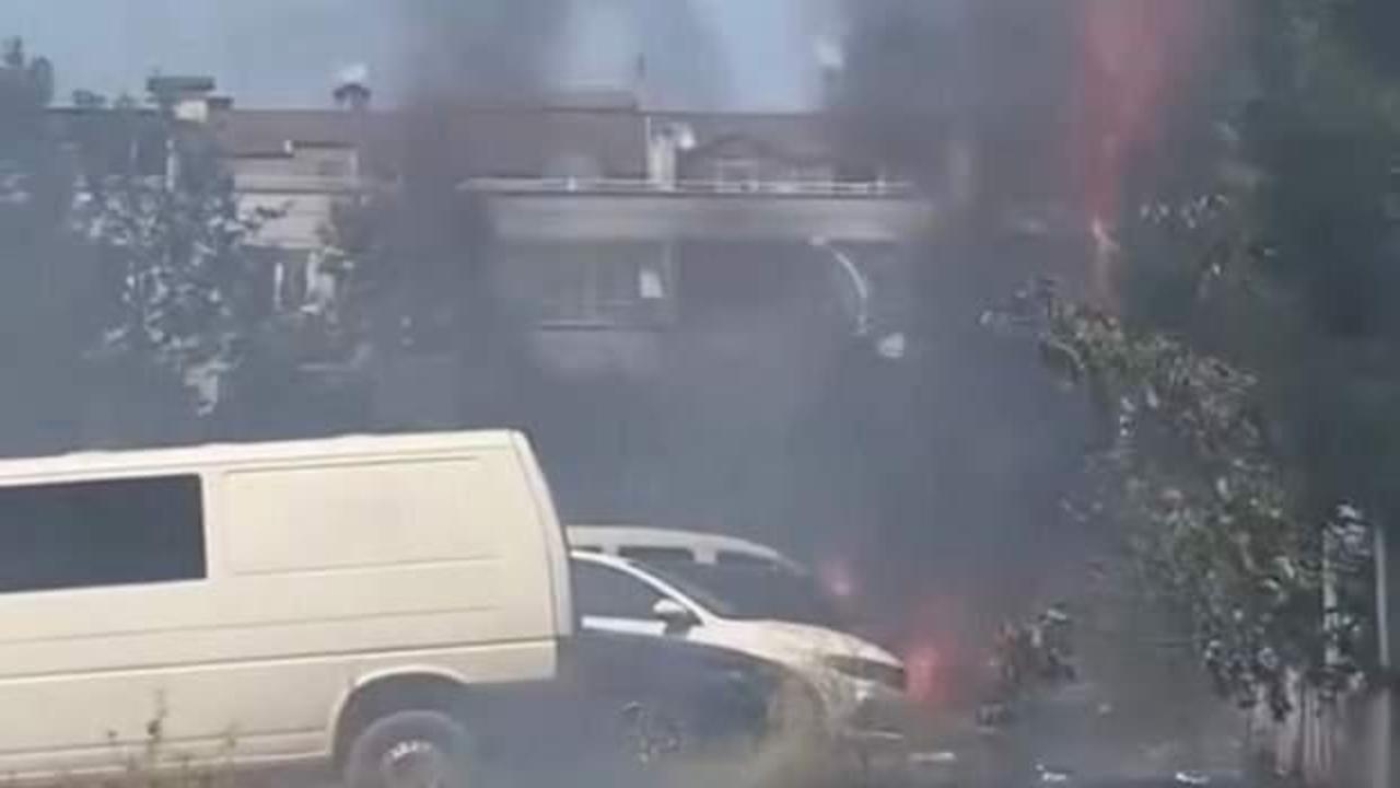 Otlukta çıkan yangın park halindeki araçlara sıçradı