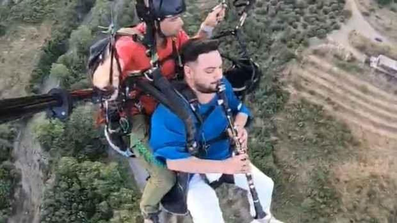 600 metre yükseklikte ilginç anlar: Paraşütle uçarken klarnet çaldı
