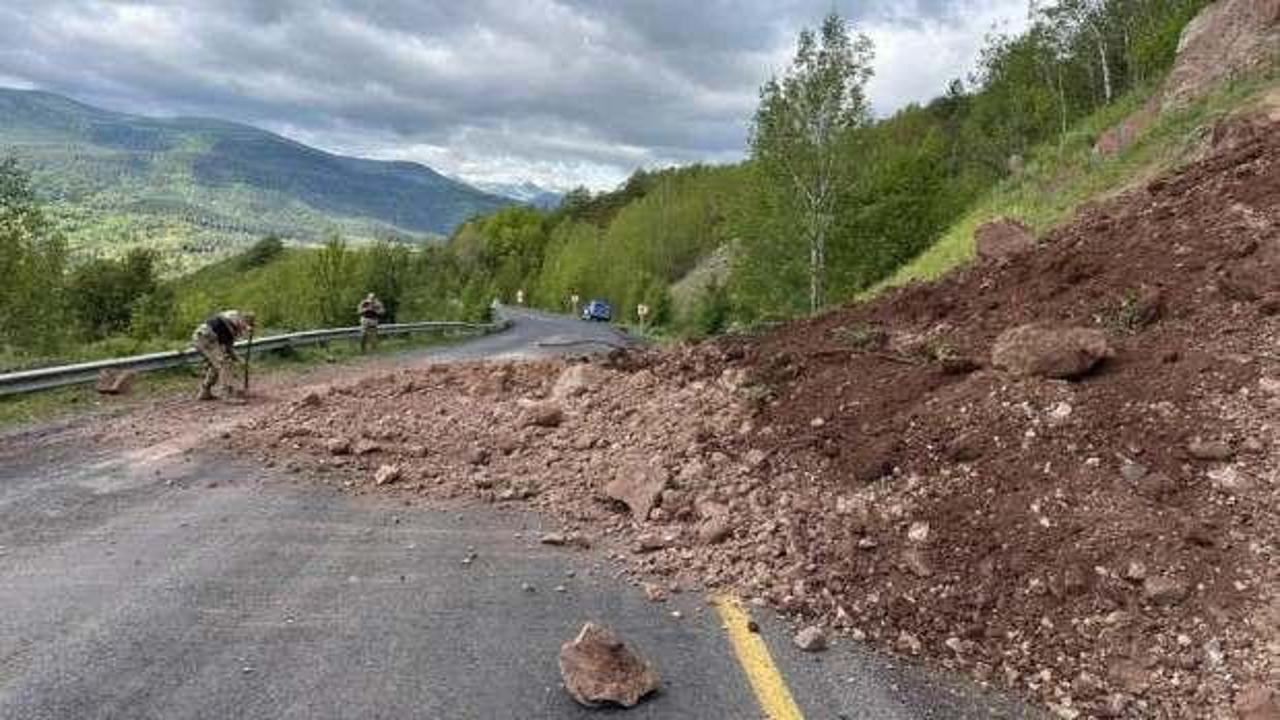Ardahan-Posof kara yolunda toprak kayması