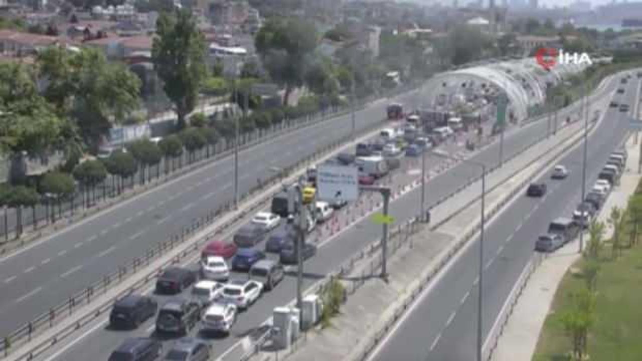 Avrasya Tüneli’nden geçen bir araçta yangın çıktı