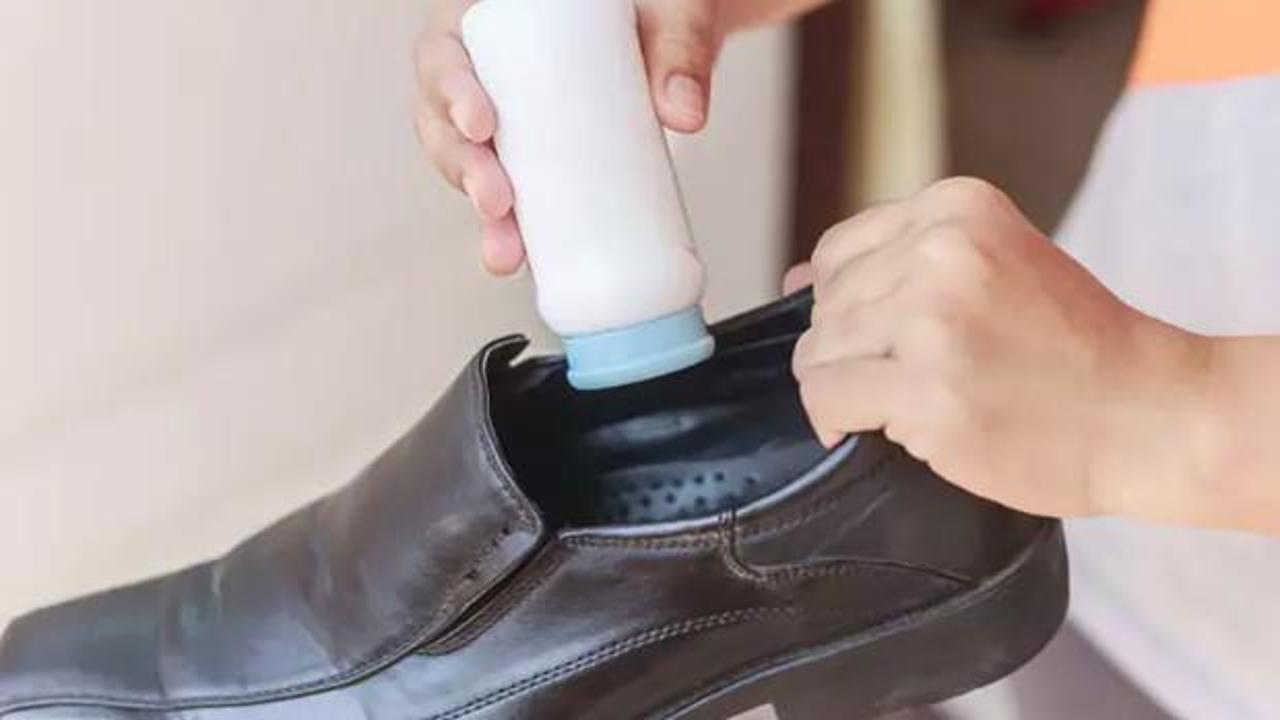 Ayakkabıdaki kötü kokuyu dakikalar içinde yok ediyor! 5 yöntemle kurtulacaksınız