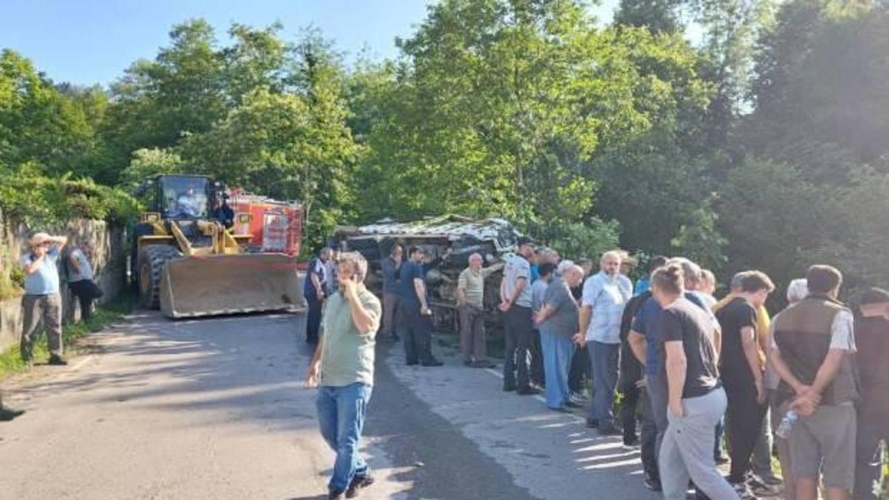 Çay yüklü kamyonet devrildi: 8 yaralı