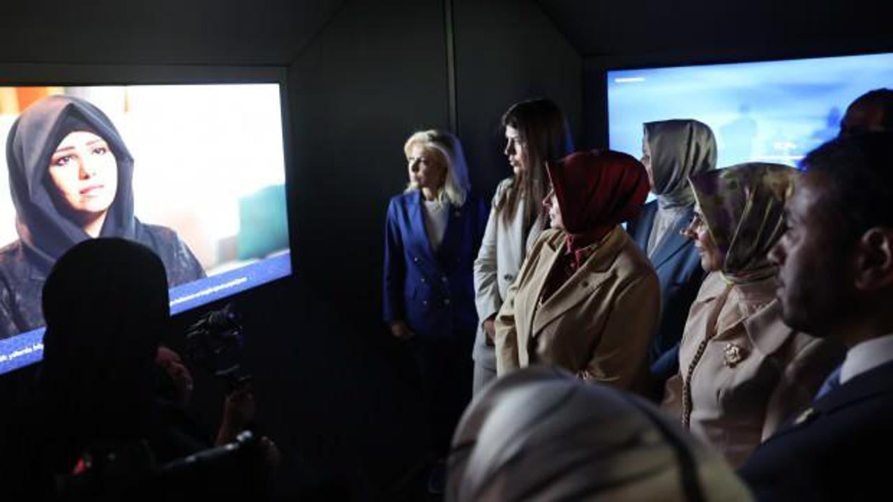 Emine Erdoğan, "Ulusun Annesi" sergisinin anı defterini imzaladı