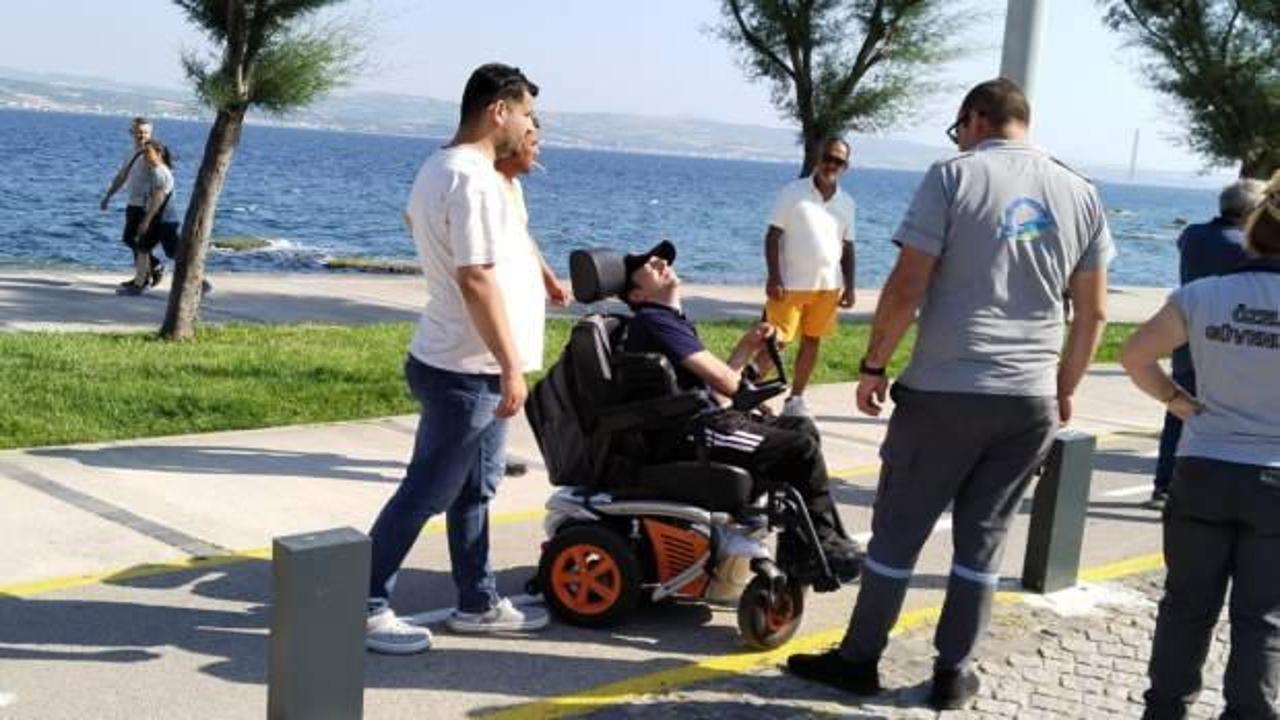 Engelli birey başıboş köpeklerden korktu, direğe çarptı!