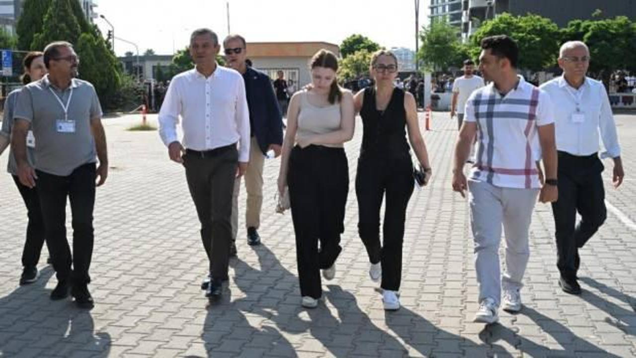 Ferdi Zeyrek’in kızı Nehir, TYT’ye CHP Lideri Özgür Özel ve annesiyle geldi