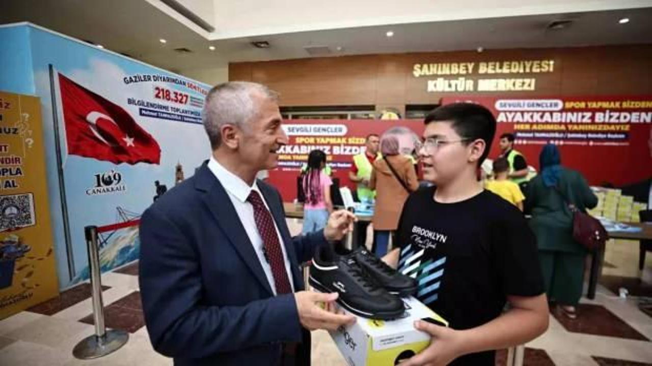 Gaziantep'te öğrencilere karne hediyesi olarak spor ayakkabı hediye edildi