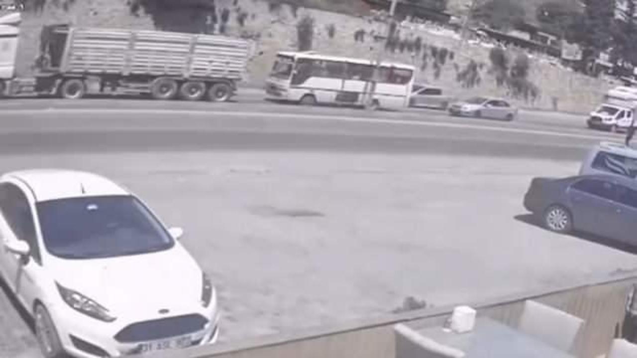 Hatay’da minibüs tıra arkadan çarptı: 2 yaralı