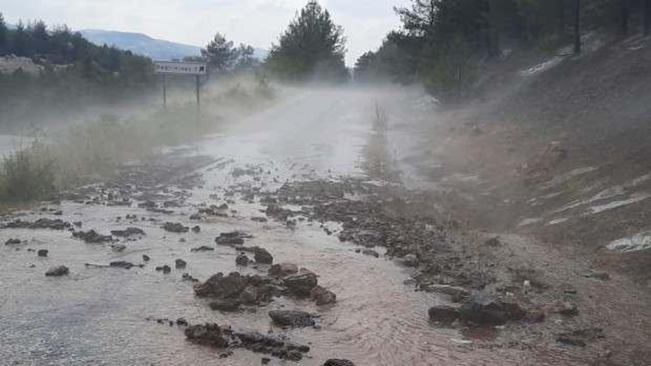 Kütahya'da sağanak ve dolu! Bir köy ulaşıma kapandı