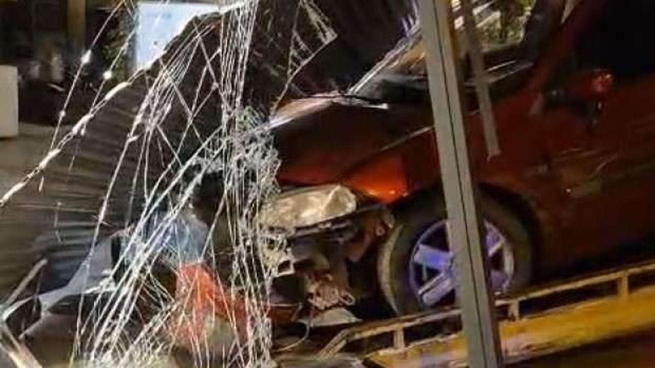 Makas atan sürücü dehşet saçtı: Çarptığı otomobil mağazaya daldı