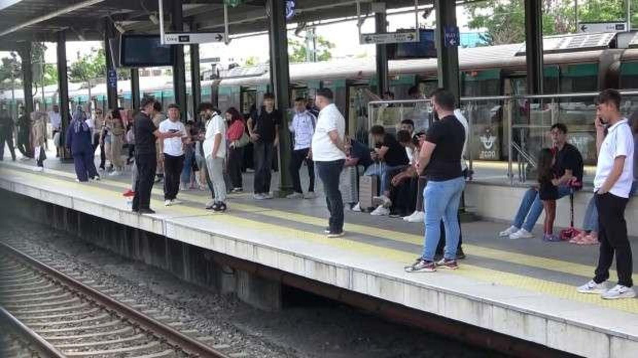 Marmaray&rsquo;da teknik arıza: Yolcular aktarma yaparak seyahat etti