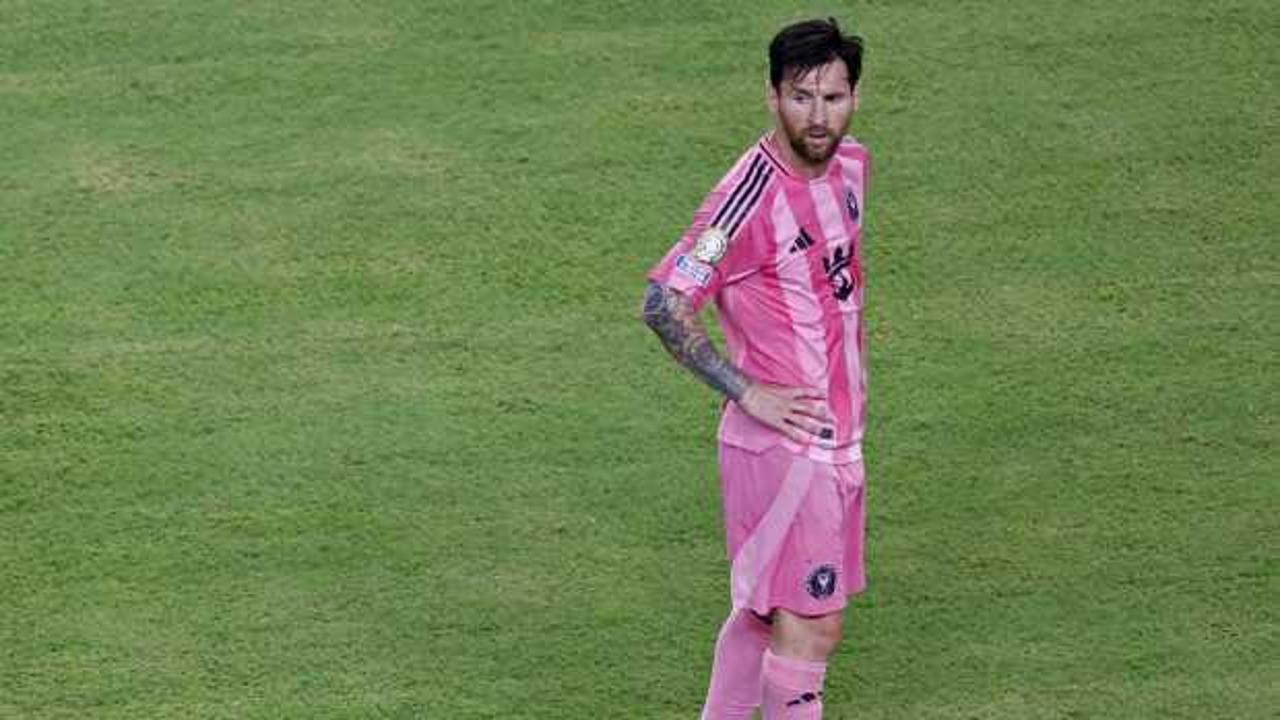 Messi'nin frikik şutundaki rahat tavırları olay oldu: Ma&ccedil;ın &ouml;n&uuml;ne ge&ccedil;ti