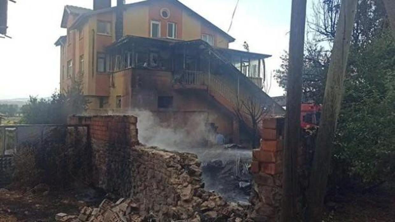 Otları temizlemek isterken komşunun evini yaktı