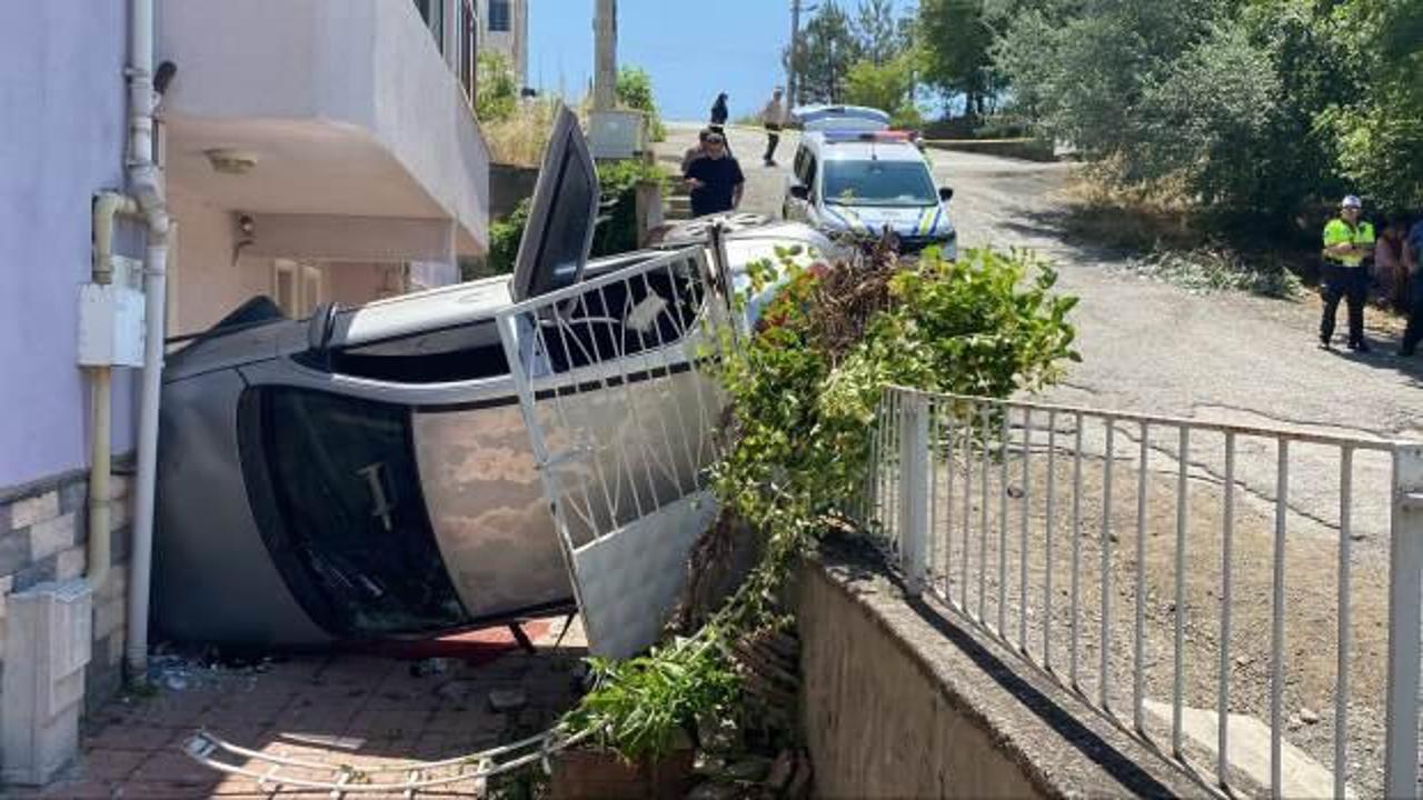 Otomobil, apartmanın bah&ccedil;esine girerek yan yattı: 5 yaralı
