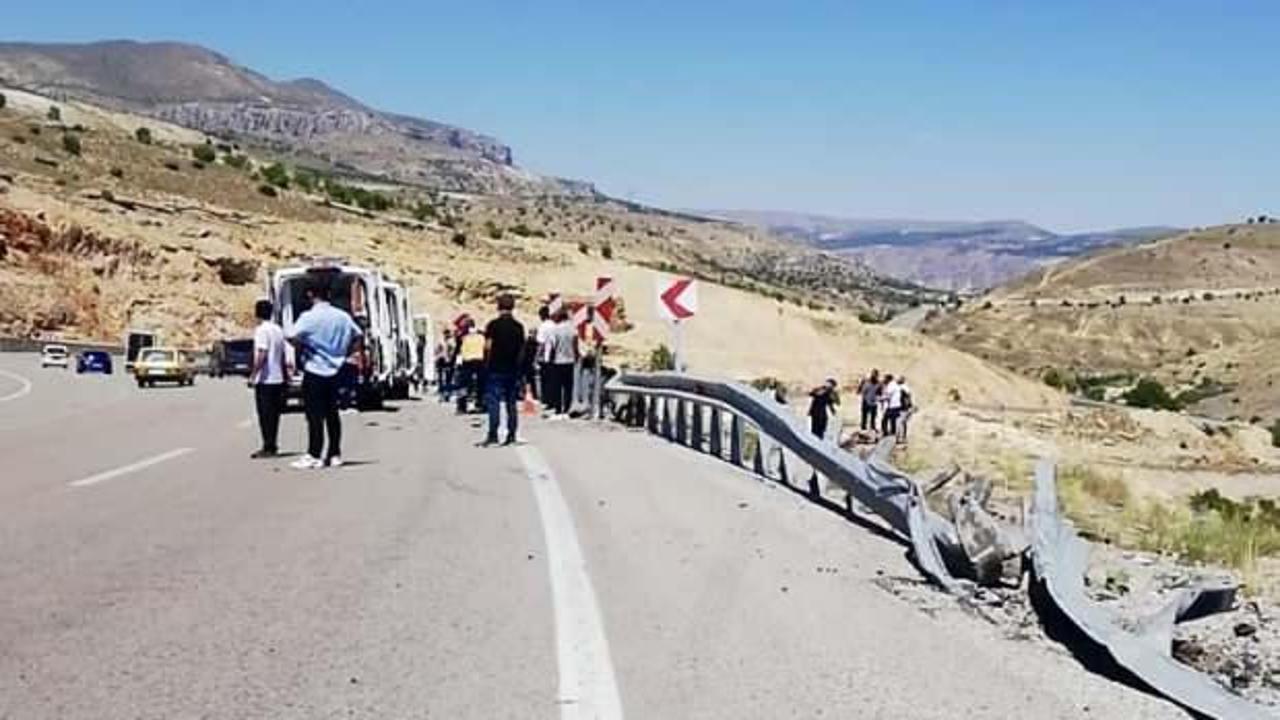 Otomobil bariyerlere çarparak takla attı: Ölü ve yaralılar var!